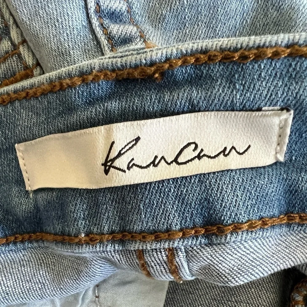 KanCan Estilo Light wash distressed women’s cut off Denim Jean shorts size 27